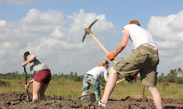 SERVE volunteers building foundation for fish tanks at Dondo (moz)
